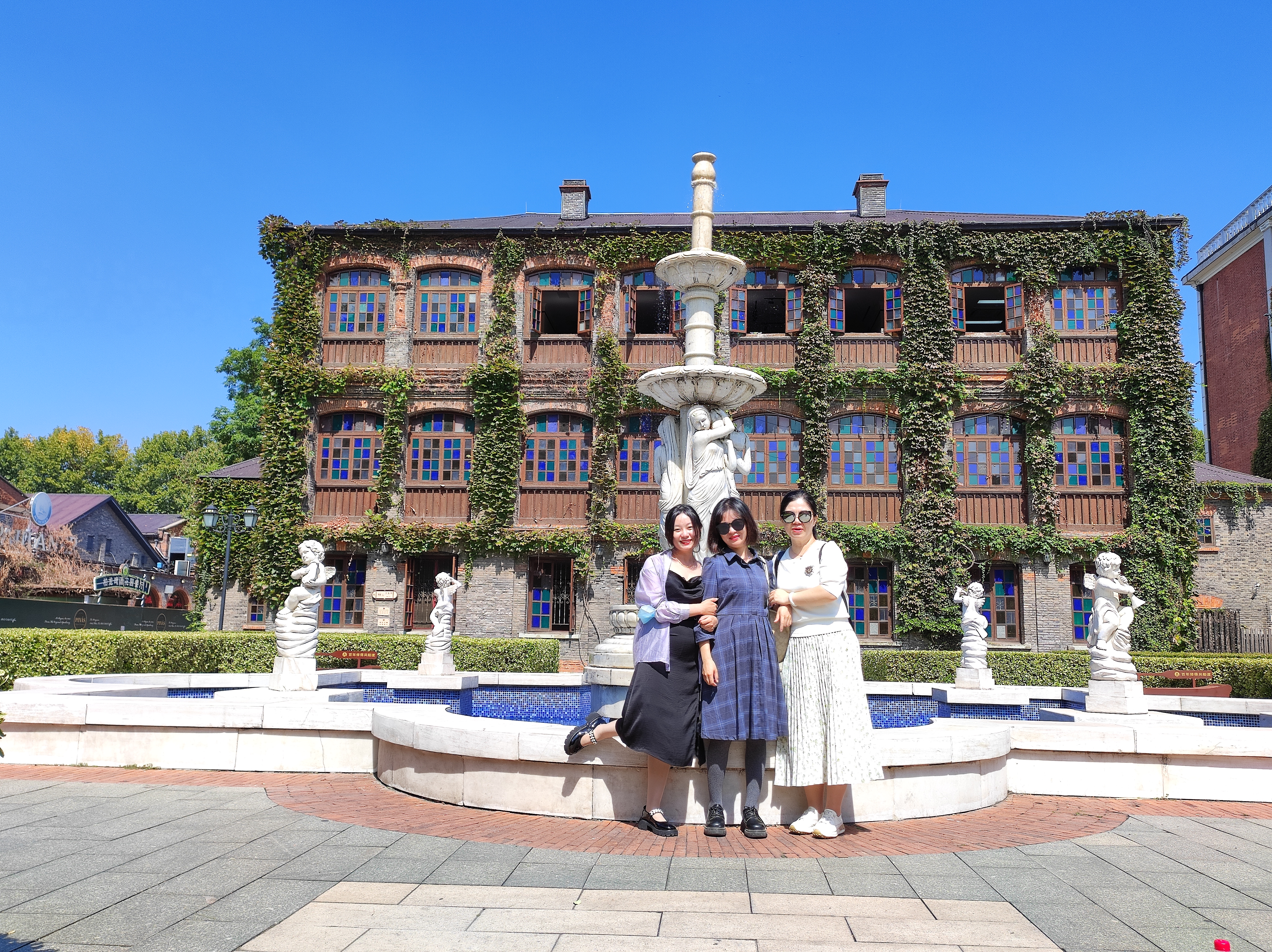 1666604315454443.jpg 三人合影1.jpg