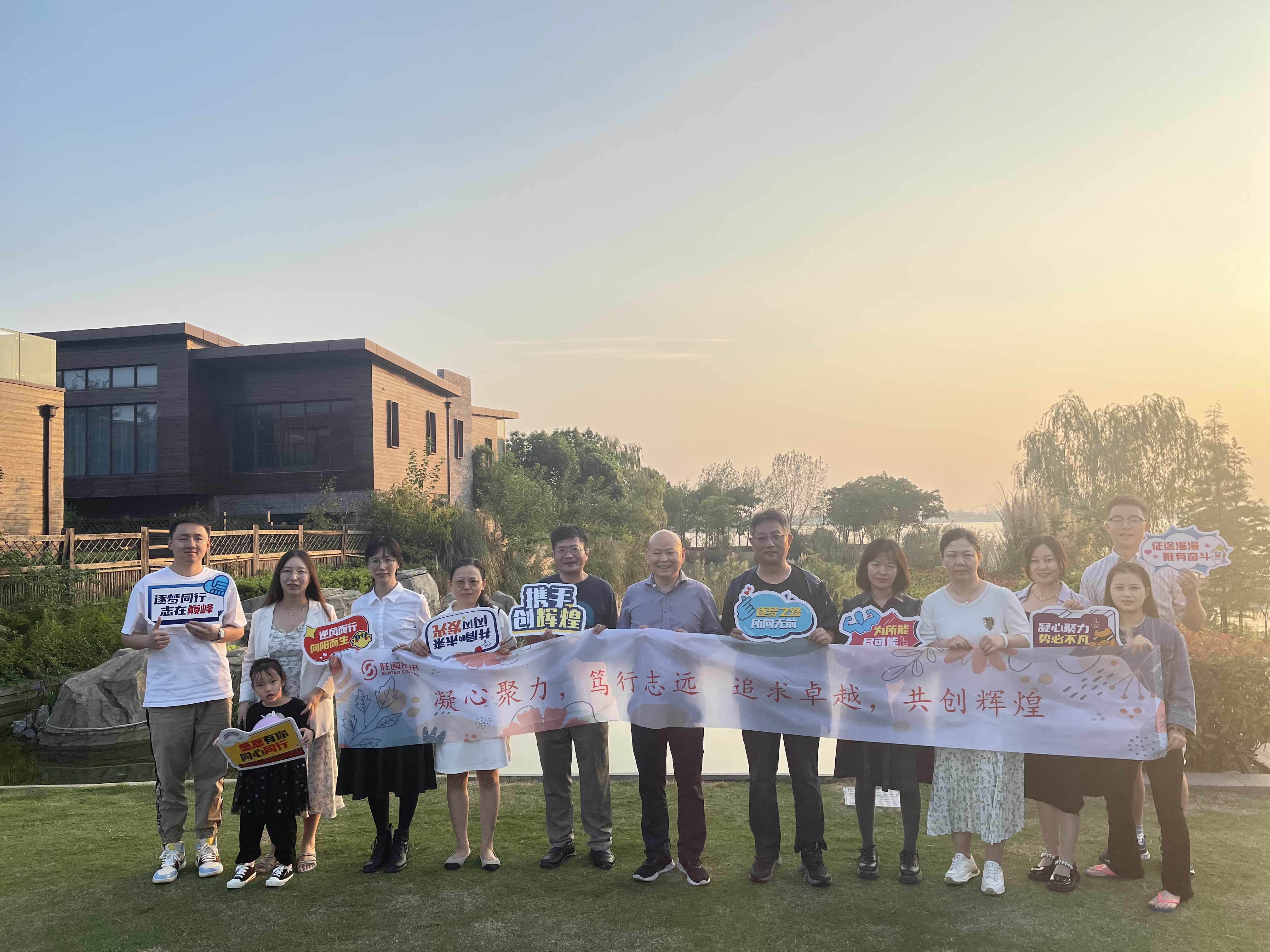 1666605847186561.jpg 酒店合影.jpg